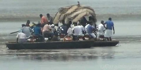 பாயும் வெள்ளம் : பாதுகாப்பின்றி பரிசலில் பயணிக்கும் மக்கள் !