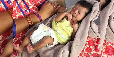 டெம்போவில் ஆதரவற்றுக் கதறிய பெண் குழந்தை