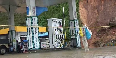 சாலைபோக்குவரத்து முடங்கியதால் பெட்ரோல் பங்குகள் மூடல்
