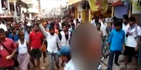 பெண்ணை நிர்வாணப்படுத்தி ஊர்வலமாக இழுத்துச் சென்ற கொடூரம் 