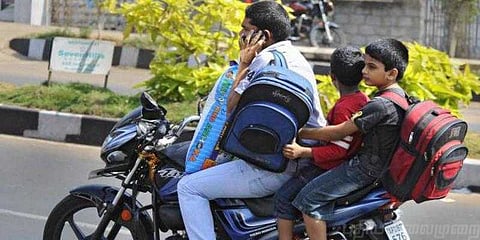 செல்போன் பேசிக்கொண்டு பைக் ரைடு : 7 மாதத்தில் 63 ஆயிரம் லைசன்ஸ் ரத்து