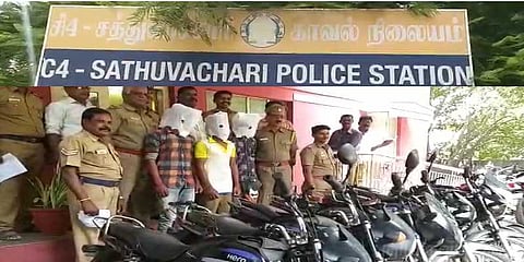 திருடி புதைத்து வைக்கப்பட்ட இருசக்கர வாகனங்கள்..! 