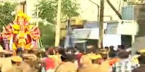 கல்வீச்சால் பதட்டம் - போலீஸ் பாதுகாப்புடன் செங்கோட்டையில் விநாயகர் ஊர்வலம் 