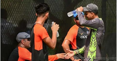 துபாயில் தோனியை வாழ்த்திய பாகிஸ்தான் வீரர்!
