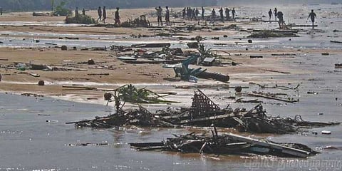இந்தோனிஷியாவை சுனாமி தாக்கியது   