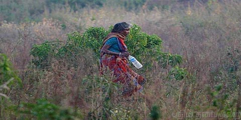 ‘வணக்கம்’ வைத்தே ஏழைகளின் வாழ்க்கையை மாற்றிய மருத்துவ தம்பதி 