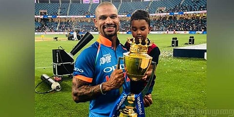 “மகனுடன் வெற்றிக்கோப்பையை தாங்கி நிற்கிறேன்” - ஷிகர் தவான் நெகிழ்ச்சி