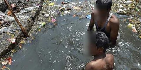 மனிதக்‌ கழிவுகளை கைகளால் அள்ளும் அவலம்