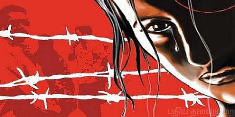 பாலியல் கொடுமைக்குள்ளான பெண் குடும்பத்தை, ஊரைவிட்டு ஒதுக்கிய கிராமம்