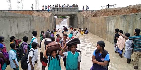 கிராமத்திலிருந்து ‌வெளியே செல்வதில் சிக்கல்..! அவதியுறும் கிராம மக்கள்