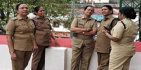 சபரிமலை சன்னிதான பாதுகாப்பு பணியில் முதன்முதலாக 15 பெண் போலீசார்  