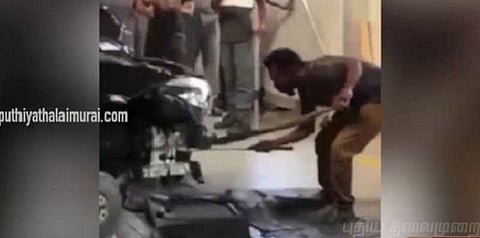 சாலையில் சென்‌ற காரில் ஏறிய நல்ல பாம்பு - வைரலாகும் வீடியோ