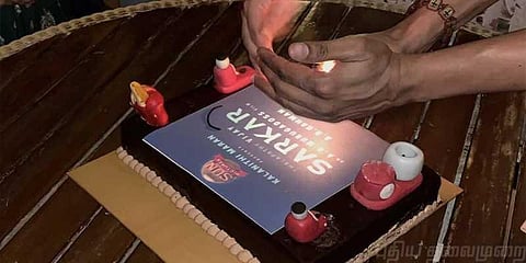 கேக்கில் மிக்ஸியும் கிரைண்டரும் ! சர்கார் வெற்றியை கொண்டாடிய படக்குழு