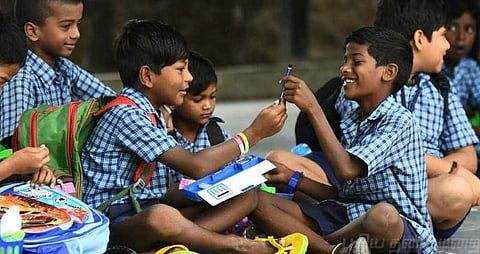 கஜா புயல் பாதிப்பு..  இங்கெல்லாம் இன்று பள்ளி, கல்லூரிகளுக்கு விடுமுறை..!
