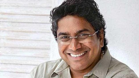விமான நிலையத்தில் கீழே விழுந்தார்: ‘மகாபாரதம்’ இயக்குனர் படுகாயம்!