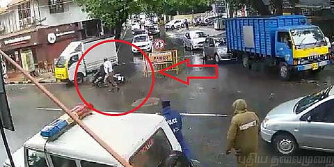 காவலரை தாக்கிய ஆய்வா‌ளர் ஆயுதப்படைக்கு பணியிட மாற்றம்