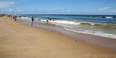 மெரினா கடலில் குளித்த 3 பேர் நீரில் மூழ்கி மாயம் - ஒருவர் உடல் மீட்பு 