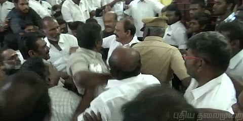 அதிமுகவினர் இடையே கைகலப்பு: திகைத்து நின்ற அமைச்சர் கடம்பூர் ராஜூ