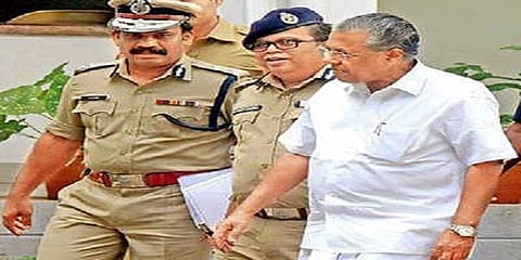 பினராயி விஜயனின் பாதுகாப்பு வா‌கனம்‌‌ மோதி 4 பேர் ‌காயம்