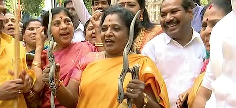 மான்கொம்பு சண்டை போட்ட தமிழிசை !