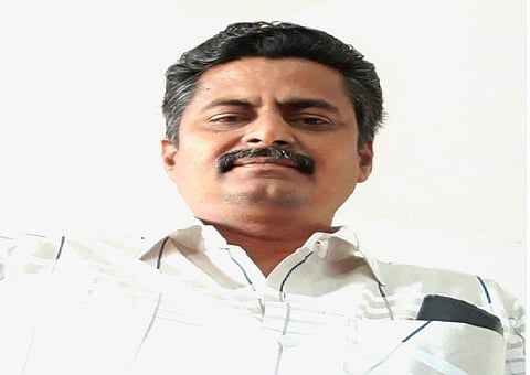 போலீஸ் காவலிலும்  மாணவர்களுக்கு கல்வி போதித்த ஆசிரியர்
