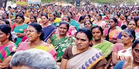  “நாளைக்குள் பணிக்கு திரும்பாவிட்டால் காலிப்பணியிடங்களாக அறிவிக்கப்படும்”  - பள்ளி கல்வித்துறை எச்சரிக்கை