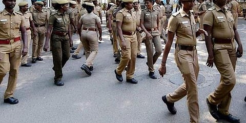 பணியின்போது காவலர்கள் செல்போன் பயன்படுத்தினால் இடைநீக்கம்? 
