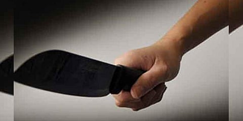 கல்லூரி வளாகத்திலேயே மாணவனுக்கு அரிவாள் வெட்டு