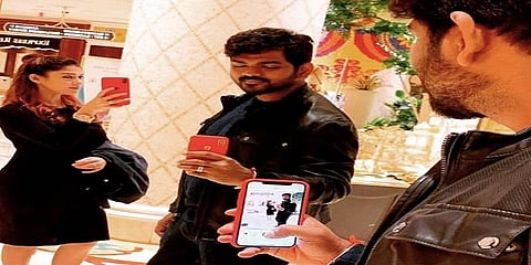 சமூக வலைதளங்களில் வைரலாகும் நயன்தாரா-விக்னேஷ் சிவன் புதிய செல்ஃபி புகைப்படம்