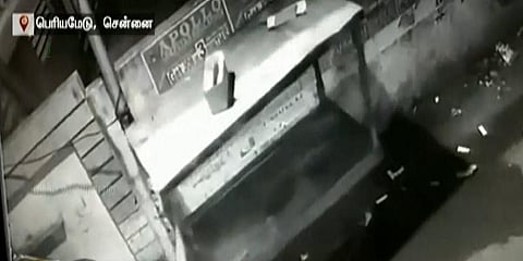 தள்ளுவண்டி கடையை அடித்து நொறுக்கிய போலீஸ் !