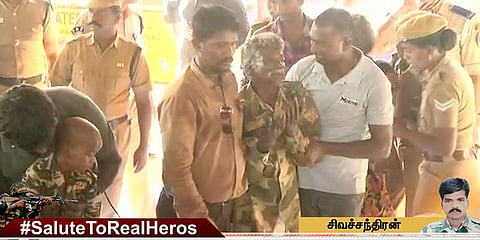 தந்தைக்கு ராணுவ உடையில் முத்தமிட்டு அஞ்சலி செலுத்திய மகன்
