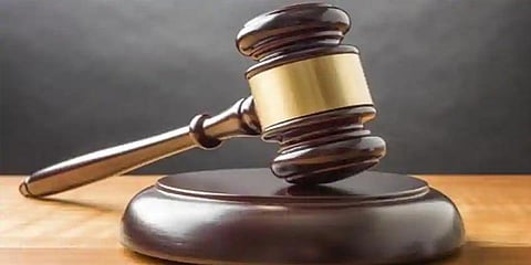 நீதிமன்ற வளாகத்திற்குள் குற்றவாளியை தாக்கிய போலீஸ்: நீதிபதி கண்டிப்பு