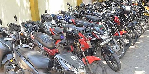 கோவையில் பைக் டாக்சி வாகனங்கள் பறிமுதல்
