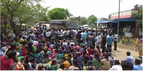 குடித்துவிட்டு கிண்டல் செய்வதா? - மதுக்கடைக்கு எதிராக பெண்கள் போராட்டம்