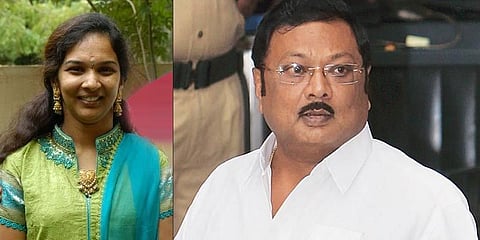 மு.க.அழகிரி மகளுக்கு ஜாமீனில் வெளிவர முடியாத பிடிவாரண்ட் 