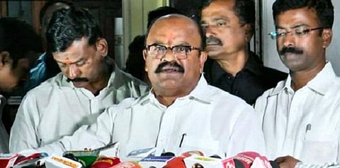 பொள்ளாச்சி விவகாரத்தில் அவதூறு பரப்பியதாக டிஜிபியிடம் அதிமுக புகார்   
