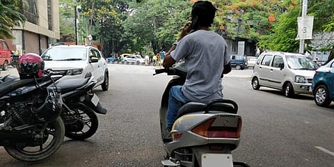 செல்போன் பேசியபடி வாகனம் ஓட்டினால் குற்றமில்லை - அதிரடி விளக்கம் 