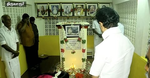 பரப்புரையை தொடங்கிய ஸ்டாலின் ! செல்ஃபி எடுத்த சிறுமி