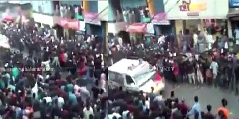 கூட்டத்தில் சிக்கிய ஆம்புலன்ஸ் ! நொடிகளில் வழி ஏற்படுத்திய மக்கள் - வீடியோ