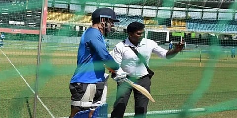 செல்ஃபியால் தொந்தரவுக்குள்ளாகும் தோனி: காவல் ஆணையரிடம் புகார்?