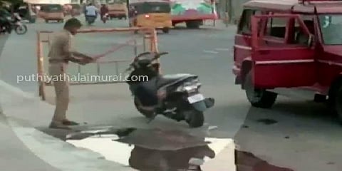 சாலையோரத்தில் நின்ற வாகனத்தை அடித்து நொறுக்கிய காவலர்  - வீடியோ