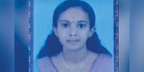 கேரள பெண்ணுக்கு வரதட்சனை கொடுமை: பட்டினி போட்டே கொன்ற பரிதாபம்!