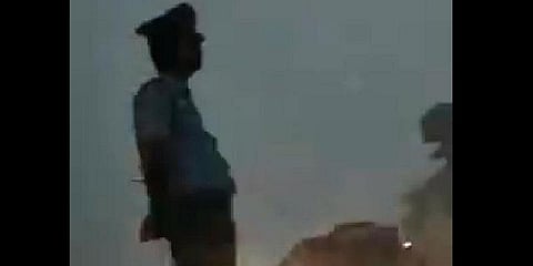 கொட்டும் மழையில் விடாமல் பணியாற்றிய காவலர் ! குவியும் பாராட்டு