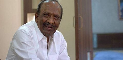 “முள்ளும் மலரும் என்று சொன்ன நீங்கள் மீண்டும் மலர வேண்டும்”- திரைத்துறையினர் இரங்கல்