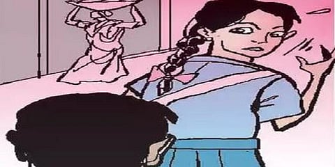 பத்தாம் வகுப்பு தேர்வு எழுதிவிட்டு வந்த மாணவியைக் கடத்தியவர் கைது 