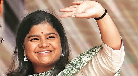 வேட்பு மனுவில் சொத்து மதிப்பு குறைந்ததாக தெரிவித்த பூனம் மகாஜன்
