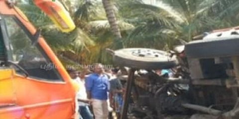 பேருந்து - வேன் மோதி விபத்து : 4 பேர் உயிரிழப்பு 