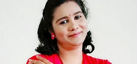 2 மாதங்களுக்குப் பின் சொந்த ஊர் வந்த சந்தியா உடல் : சோகத்துடன் அடக்கம்