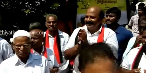 பள்ளிவாசல் அருகே ‌வரிசையில் நின்று வாக்குசேகரித்த அரசியல் கட்சியினர்