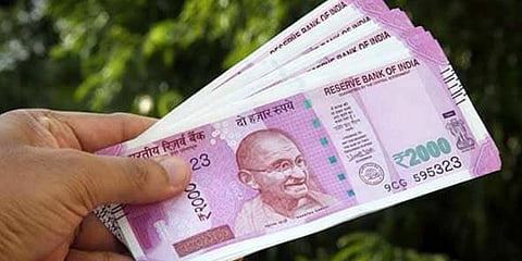 பணப்பட்டுவாடா முறைகேடு - அதிமுக நிர்வாகி வீட்டை முற்றுகையிட்ட பெண்கள் ! 